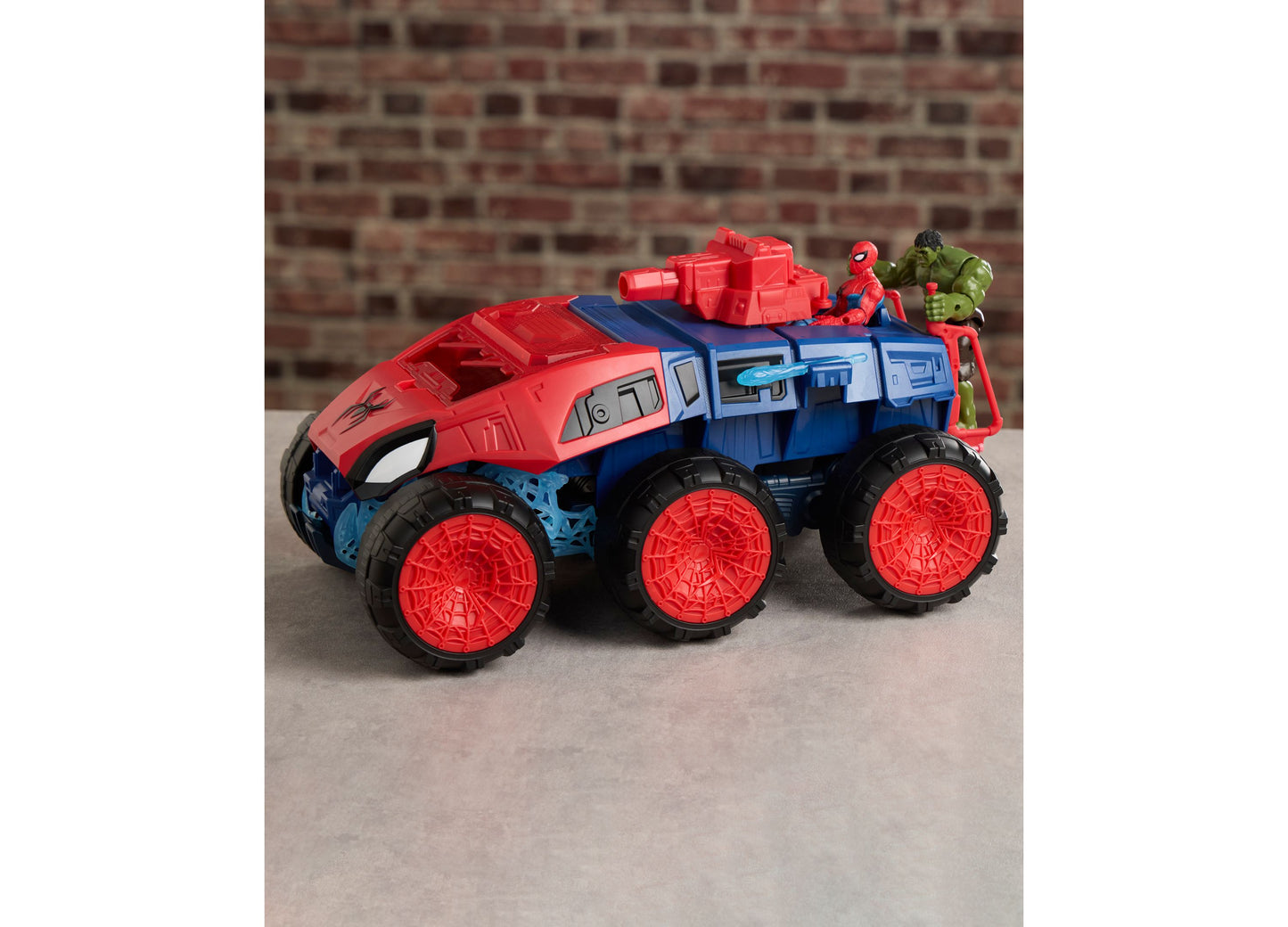 Spider-Man 2-In-1 Super Chompin Tank with red wheels and Hulk figure