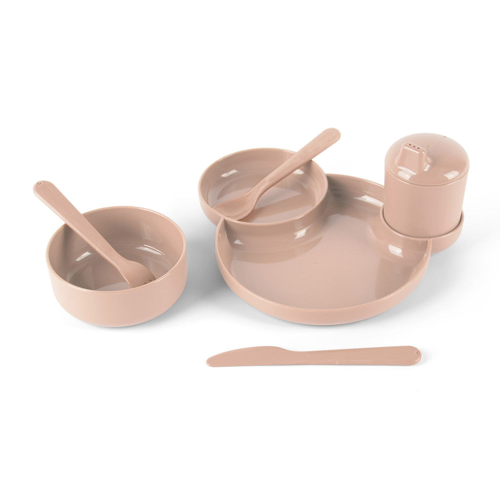 Dantoy Tiny BIO 7-piece dinner set in sand color, including two bowls with spoons, a divided plate, a cup with lid, and a spreader, displayed on white backgroun