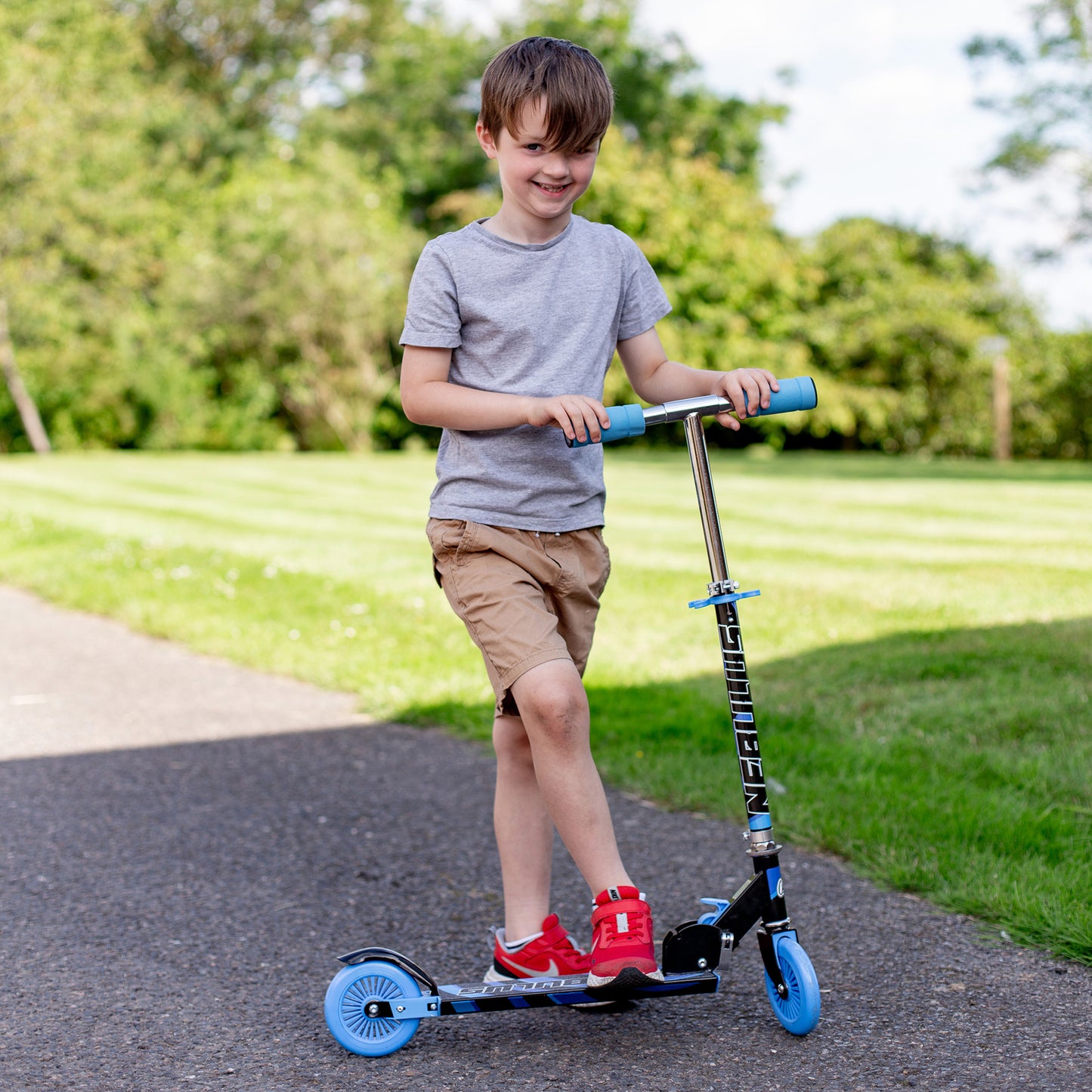 Ozbozz Nebulus Stars Adjustable Scooter for Kids - Dynamic Black & Blue