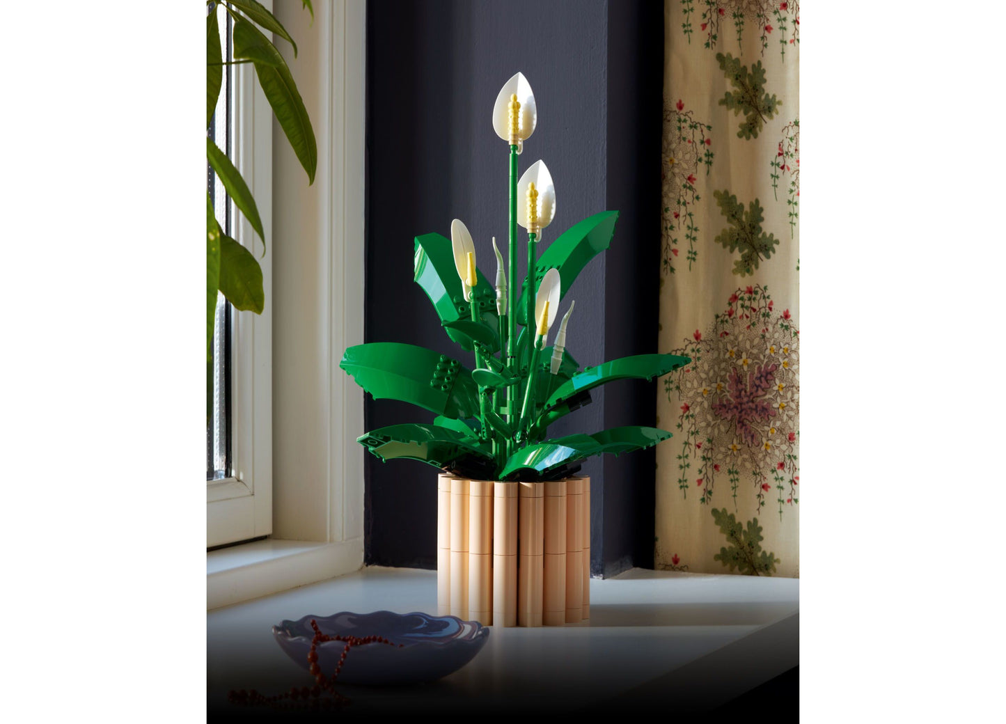 LEGO® Botanicals Peace Lily Flower Model Kit 474 Pieces – Home Decor