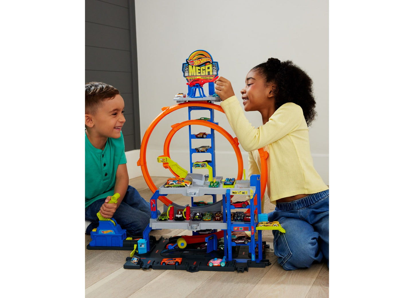 Hot Wheels Mega Loop Garage - Ultimate Racing Playset