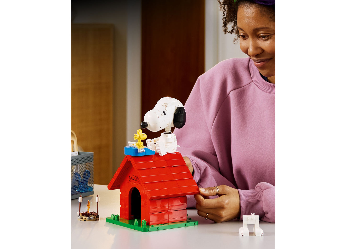 LEGO Peanuts Snoopy's Doghouse 21368 red brick house with white Snoopy figure