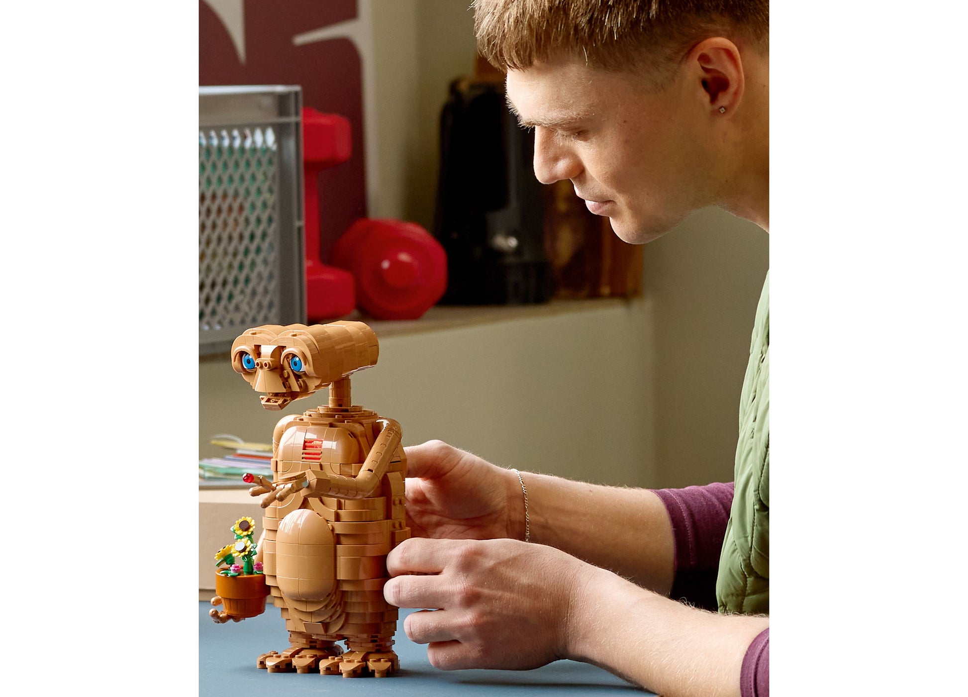 LEGO E.T. the Extra-Terrestrial 21370 building set with tan brick figure and glowing blue eyes